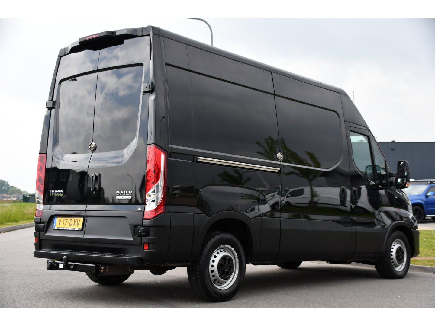 Iveco Daily 35S14V 2.3 L2H2 Cruise, LED, 3500kg Trekhaak, Automaat, Bluetooth, Geveerde stoel, Sensoren, Uniek!