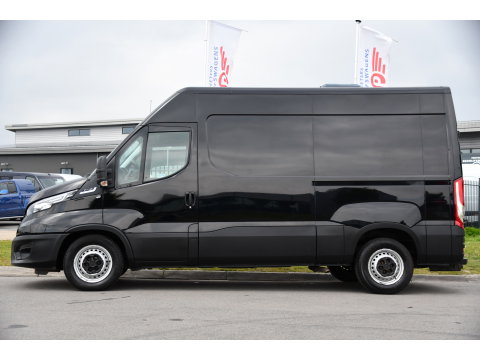 Iveco Daily 35S14V 2.3 L2H2 Cruise, LED, 3500kg Trekhaak, Automaat, Bluetooth, Geveerde stoel, Sensoren, Uniek!