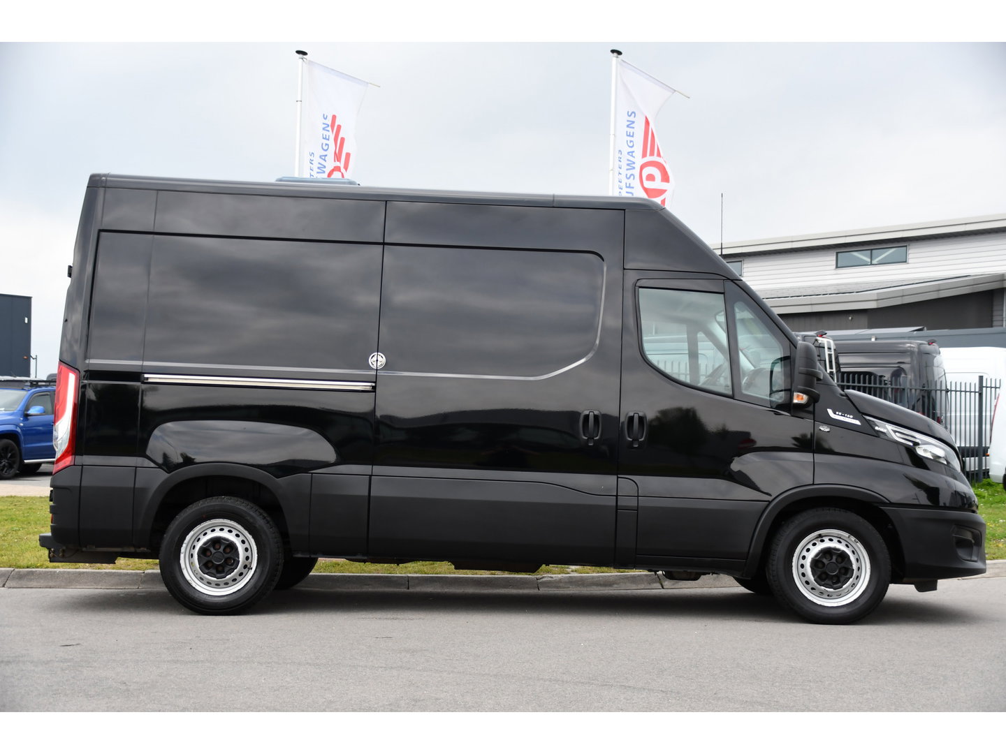 Iveco Daily 35S14V 2.3 L2H2 Cruise, LED, 3500kg Trekhaak, Automaat, Bluetooth, Geveerde stoel, Sensoren, Uniek!