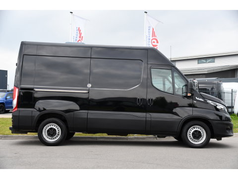 Iveco Daily 35S14V 2.3 L2H2 Cruise, LED, 3500kg Trekhaak, Automaat, Bluetooth, Geveerde stoel, Sensoren, Uniek!