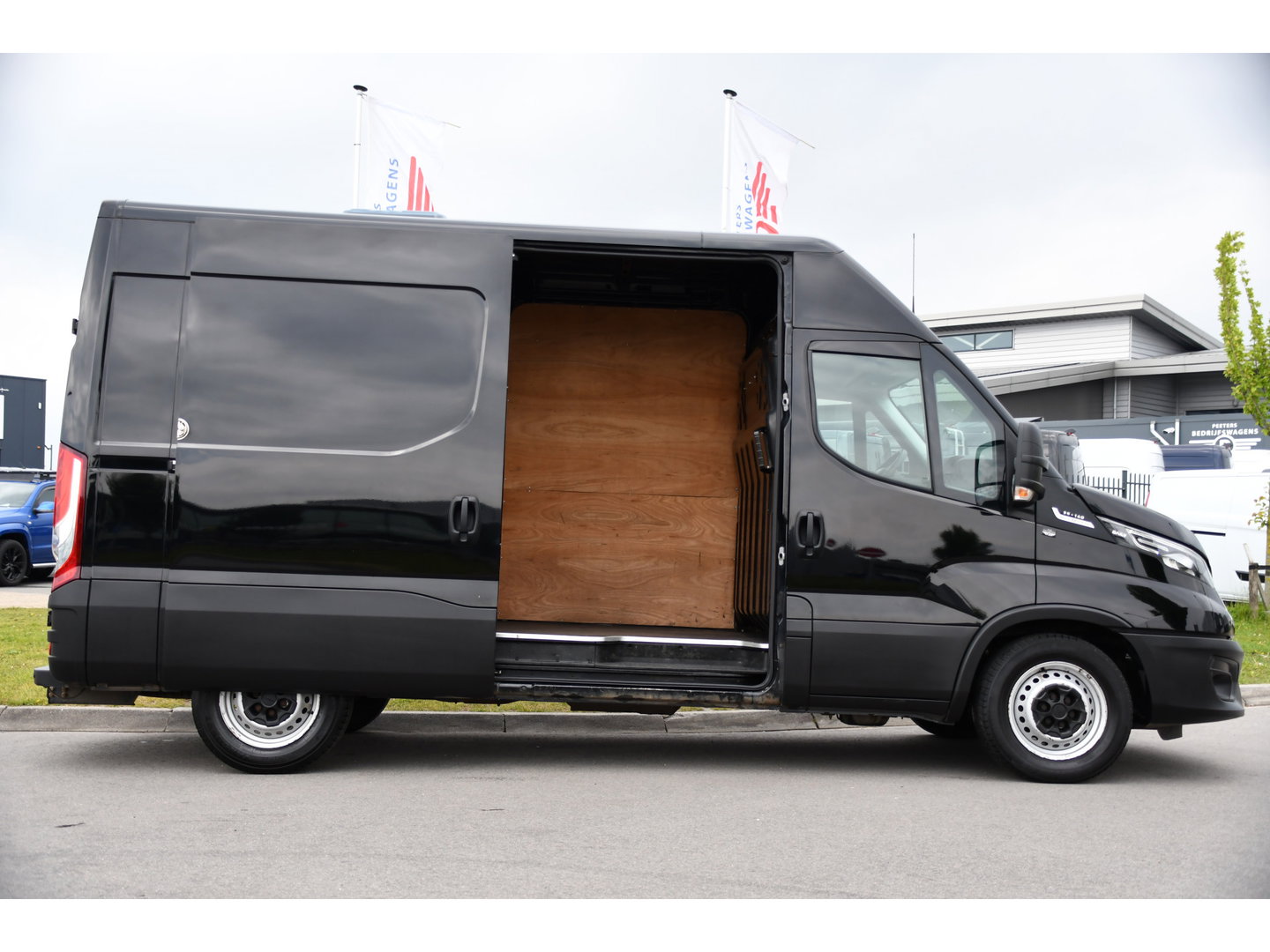 Iveco Daily 35S14V 2.3 L2H2 Cruise, LED, 3500kg Trekhaak, Automaat, Bluetooth, Geveerde stoel, Sensoren, Uniek!