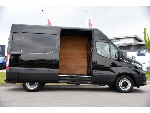 Iveco Daily 35S14V 2.3 L2H2 Cruise, LED, 3500kg Trekhaak, Automaat, Bluetooth, Geveerde stoel, Sensoren, Uniek!