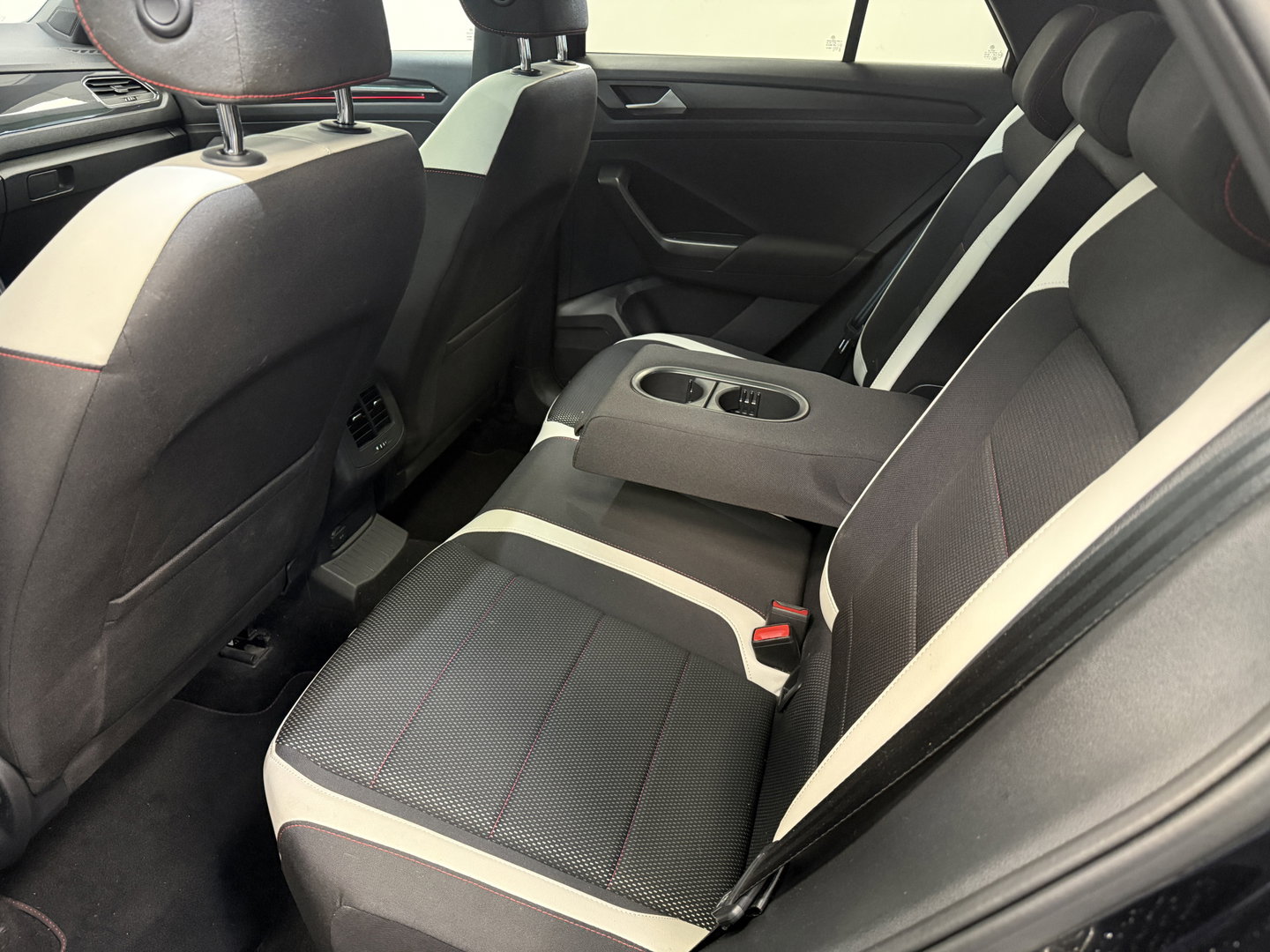 Volkswagen T-Roc 1.5 TSI Sport Business R Panoramadak Full-led VCP 19'lmv 24 Maanden garantie* (Vraag naar de voorwaarden)