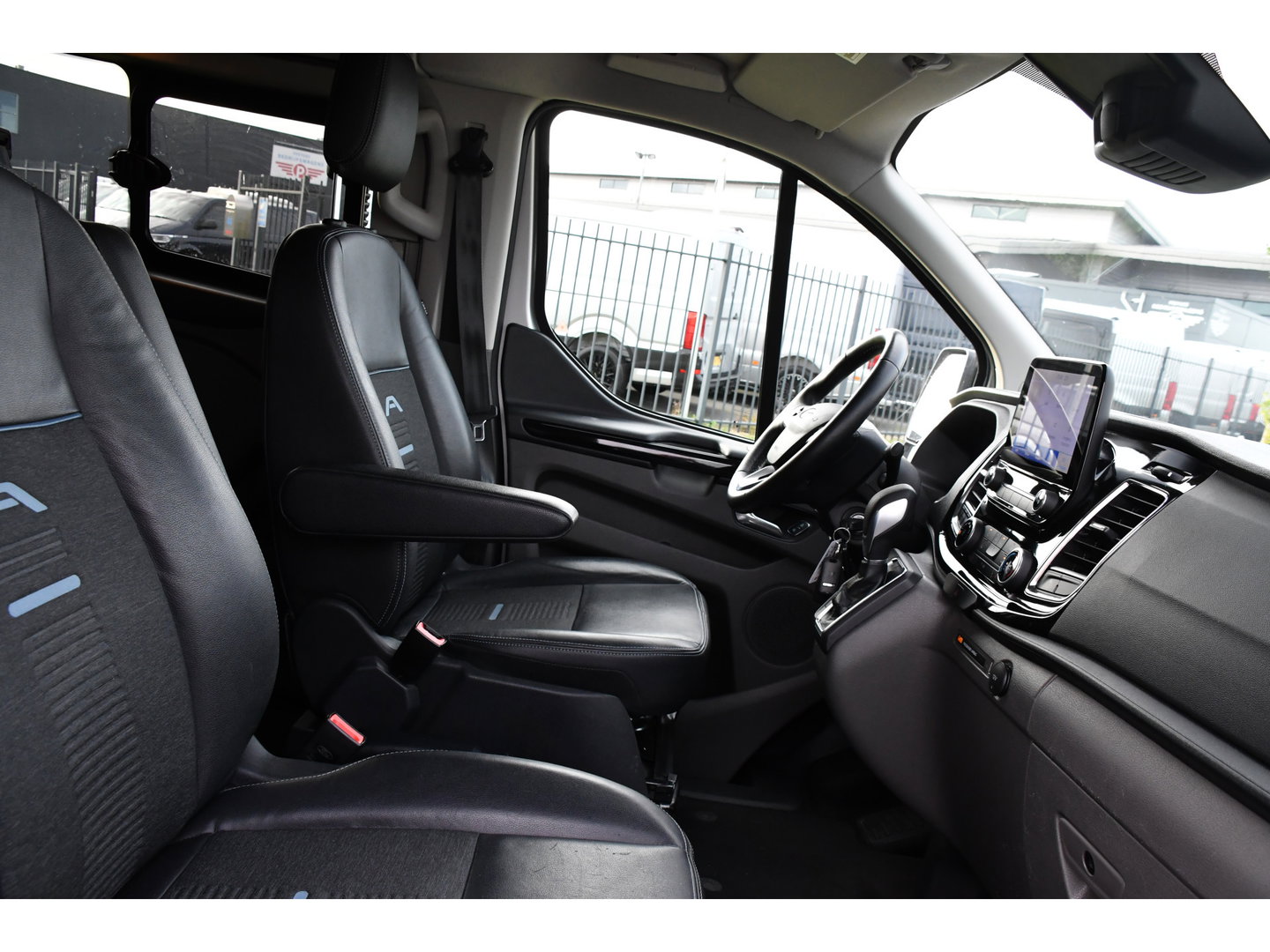 Ford Transit Custom 2.0 TDCI L1H1 Active DC Full Options! Adaptieve Cruise, Camera, Xenon, Carplay, Leder, Automaat, 170pk, Multimedia, Uniek!