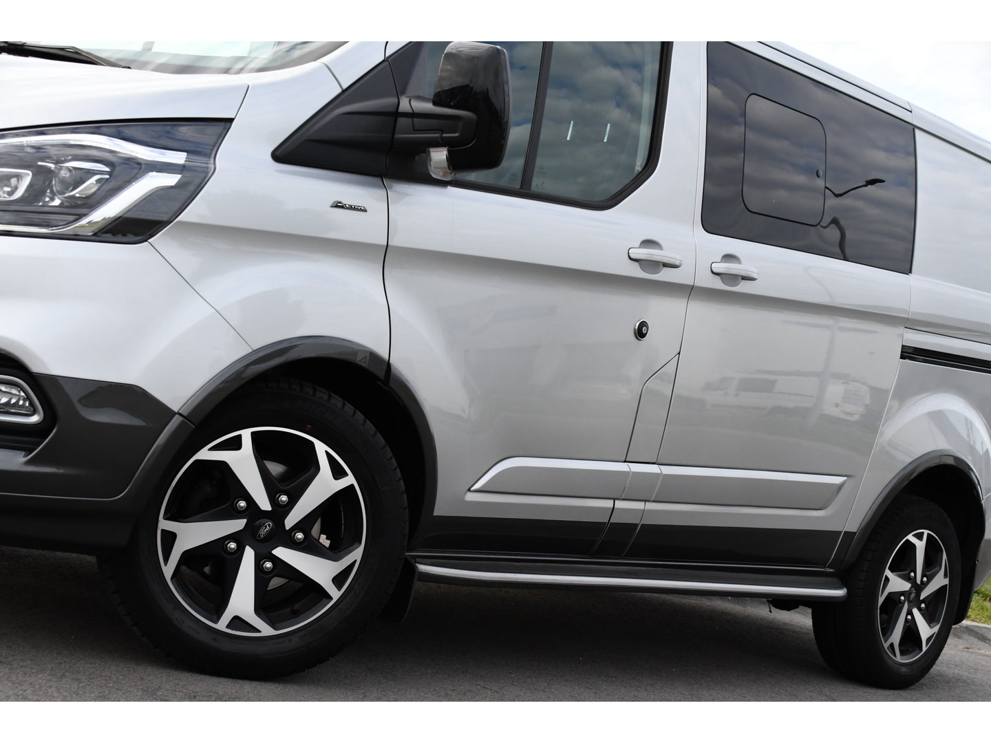 Ford Transit Custom 2.0 TDCI L1H1 Active DC Full Options! Adaptieve Cruise, Camera, Xenon, Carplay, Leder, Automaat, 170pk, Multimedia, Uniek!