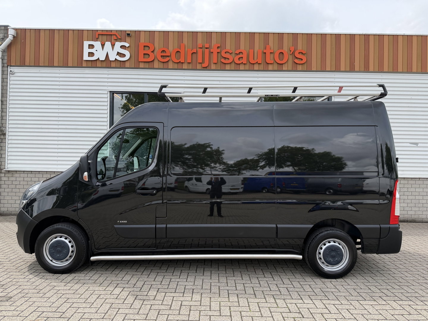 Opel Movano 2.3 Turbo 136pk L2H2 / vaste prijs rijklaar € 20.950 ex btw / lease vanaf € 342 / zwart metallic / airco / cruise / imperial + trap / trekhaak / camera / euro 6