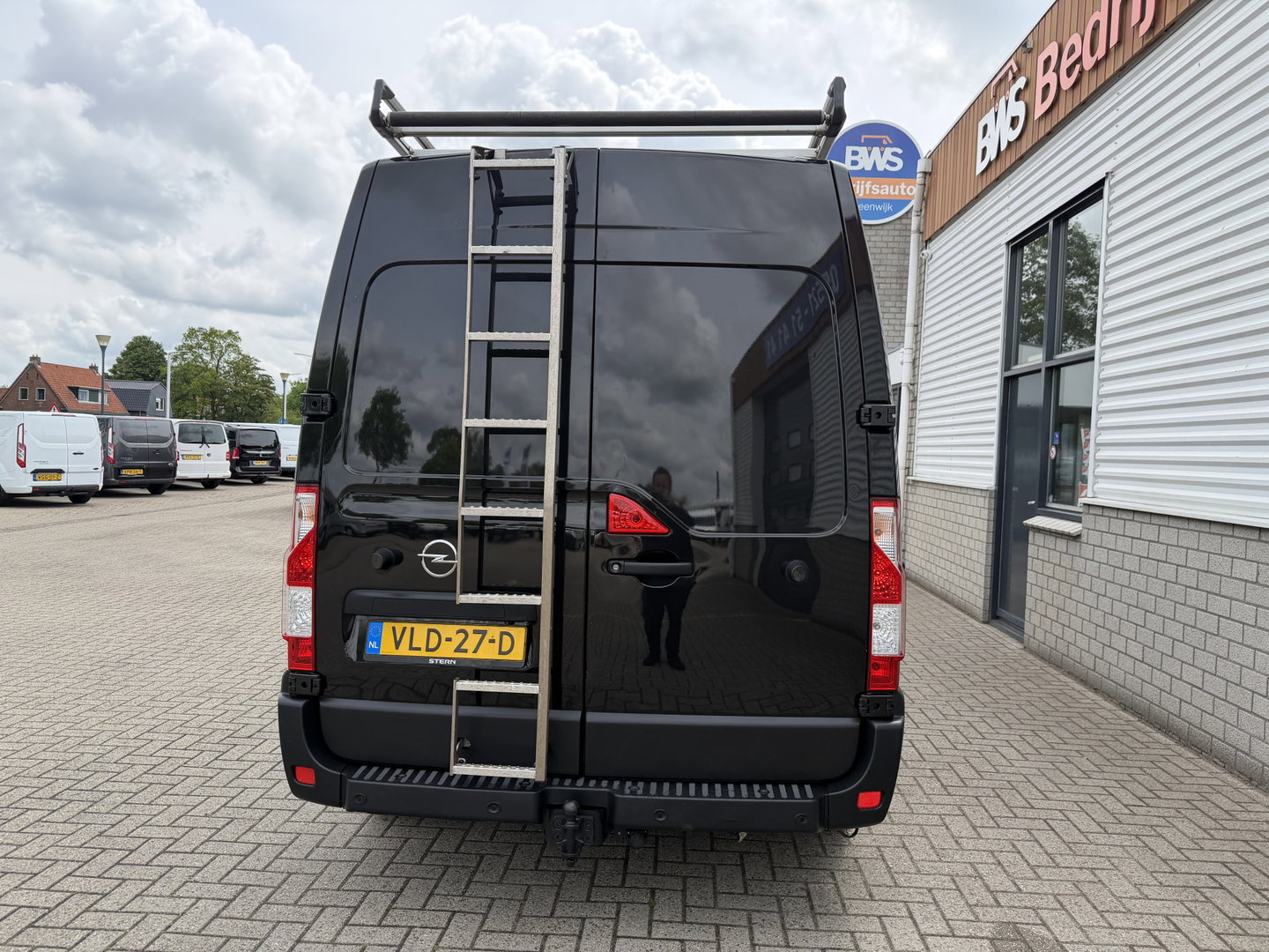 Opel Movano 2.3 Turbo 136pk L2H2 / vaste prijs rijklaar € 20.950 ex btw / lease vanaf € 342 / zwart metallic / airco / cruise / imperial + trap / trekhaak / camera / euro 6