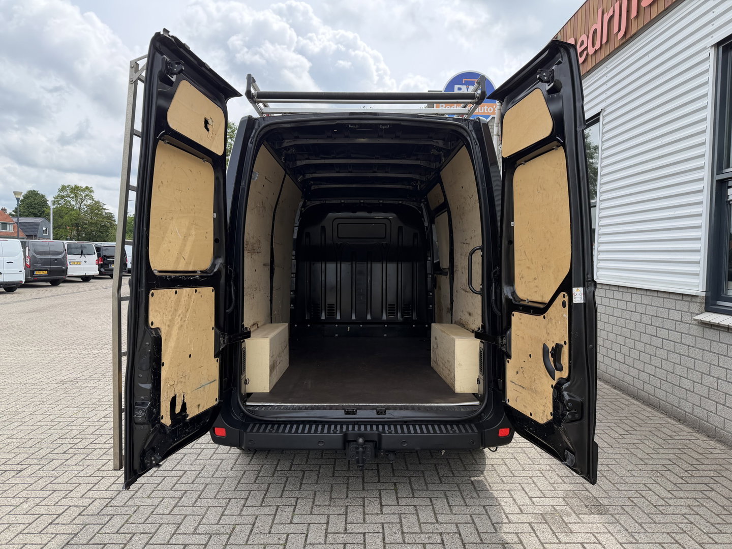 Opel Movano 2.3 Turbo 136pk L2H2 / vaste prijs rijklaar € 20.950 ex btw / lease vanaf € 342 / zwart metallic / airco / cruise / imperial + trap / trekhaak / camera / euro 6