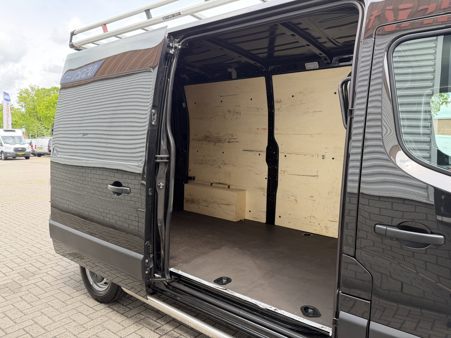Opel Movano 2.3 Turbo 136pk L2H2 / vaste prijs rijklaar € 20.950 ex btw / lease vanaf € 342 / zwart metallic / airco / cruise / imperial + trap / trekhaak / camera / euro 6