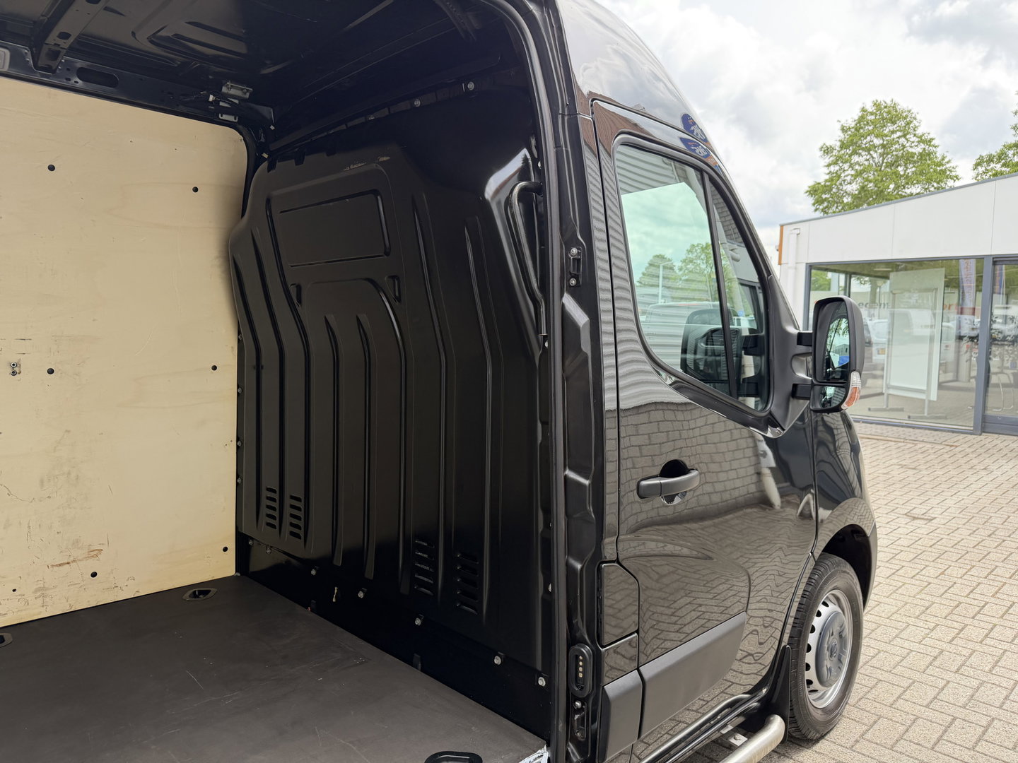Opel Movano 2.3 Turbo 136pk L2H2 / vaste prijs rijklaar € 20.950 ex btw / lease vanaf € 342 / zwart metallic / airco / cruise / imperial + trap / trekhaak / camera / euro 6