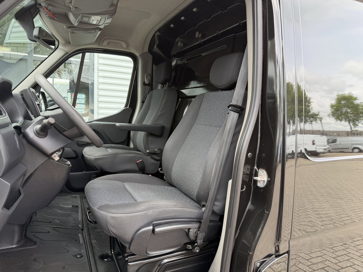 Opel Movano 2.3 Turbo 136pk L2H2 / vaste prijs rijklaar € 20.950 ex btw / lease vanaf € 342 / zwart metallic / airco / cruise / imperial + trap / trekhaak / camera / euro 6
