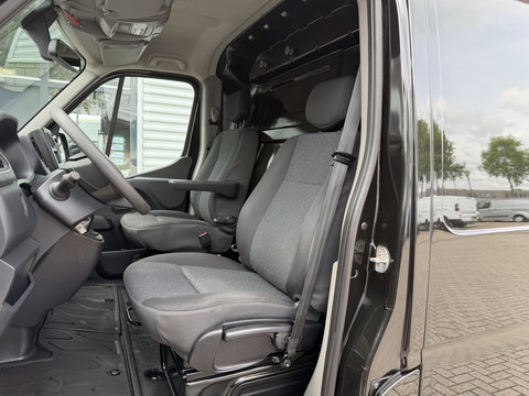Opel Movano 2.3 Turbo 136pk L2H2 / vaste prijs rijklaar € 20.950 ex btw / lease vanaf € 342 / zwart metallic / airco / cruise / imperial + trap / trekhaak / camera / euro 6