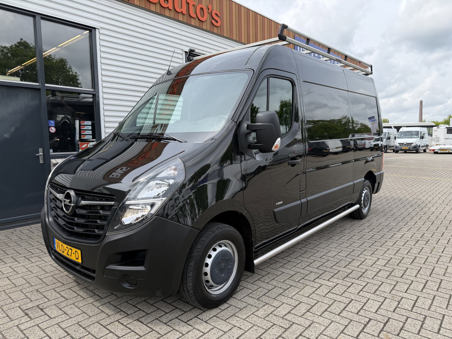 Opel Movano 2.3 Turbo 136pk L2H2 / vaste prijs rijklaar € 20.950 ex btw / lease vanaf € 342 / zwart metallic / airco / cruise / imperial + trap / trekhaak / camera / euro 6