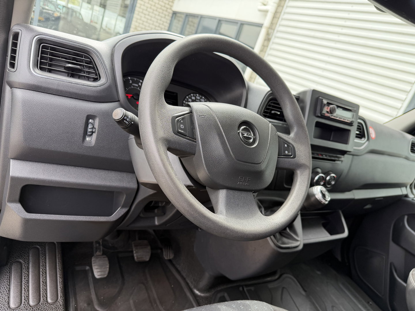 Opel Movano 2.3 Turbo 136pk L2H2 / vaste prijs rijklaar € 20.950 ex btw / lease vanaf € 342 / zwart metallic / airco / cruise / imperial + trap / trekhaak / camera / euro 6