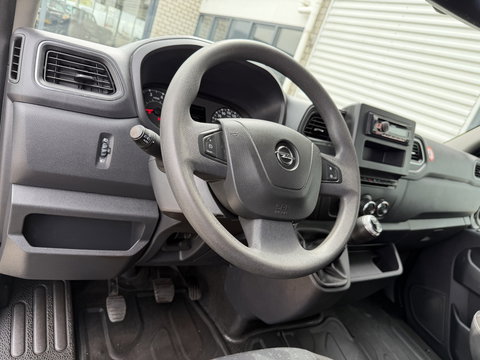 Opel Movano 2.3 Turbo 136pk L2H2 / vaste prijs rijklaar € 20.950 ex btw / lease vanaf € 342 / zwart metallic / airco / cruise / imperial + trap / trekhaak / camera / euro 6