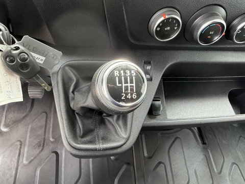 Opel Movano 2.3 Turbo 136pk L2H2 / vaste prijs rijklaar € 20.950 ex btw / lease vanaf € 342 / zwart metallic / airco / cruise / imperial + trap / trekhaak / camera / euro 6