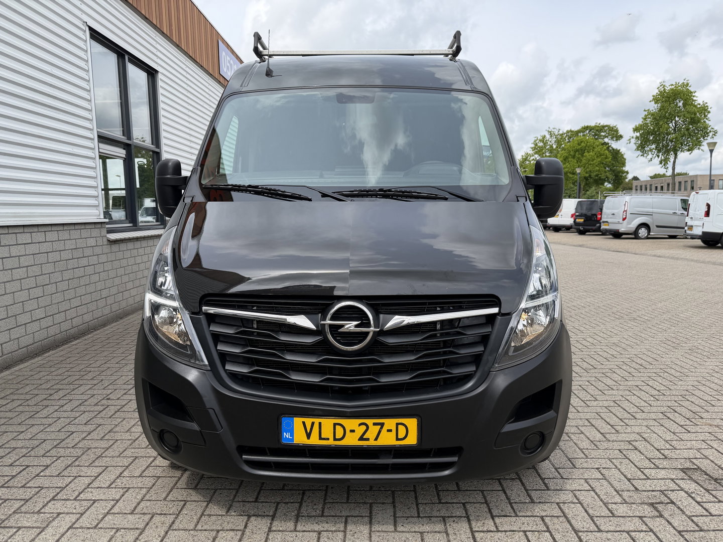 Opel Movano 2.3 Turbo 136pk L2H2 / vaste prijs rijklaar € 20.950 ex btw / lease vanaf € 342 / zwart metallic / airco / cruise / imperial + trap / trekhaak / camera / euro 6