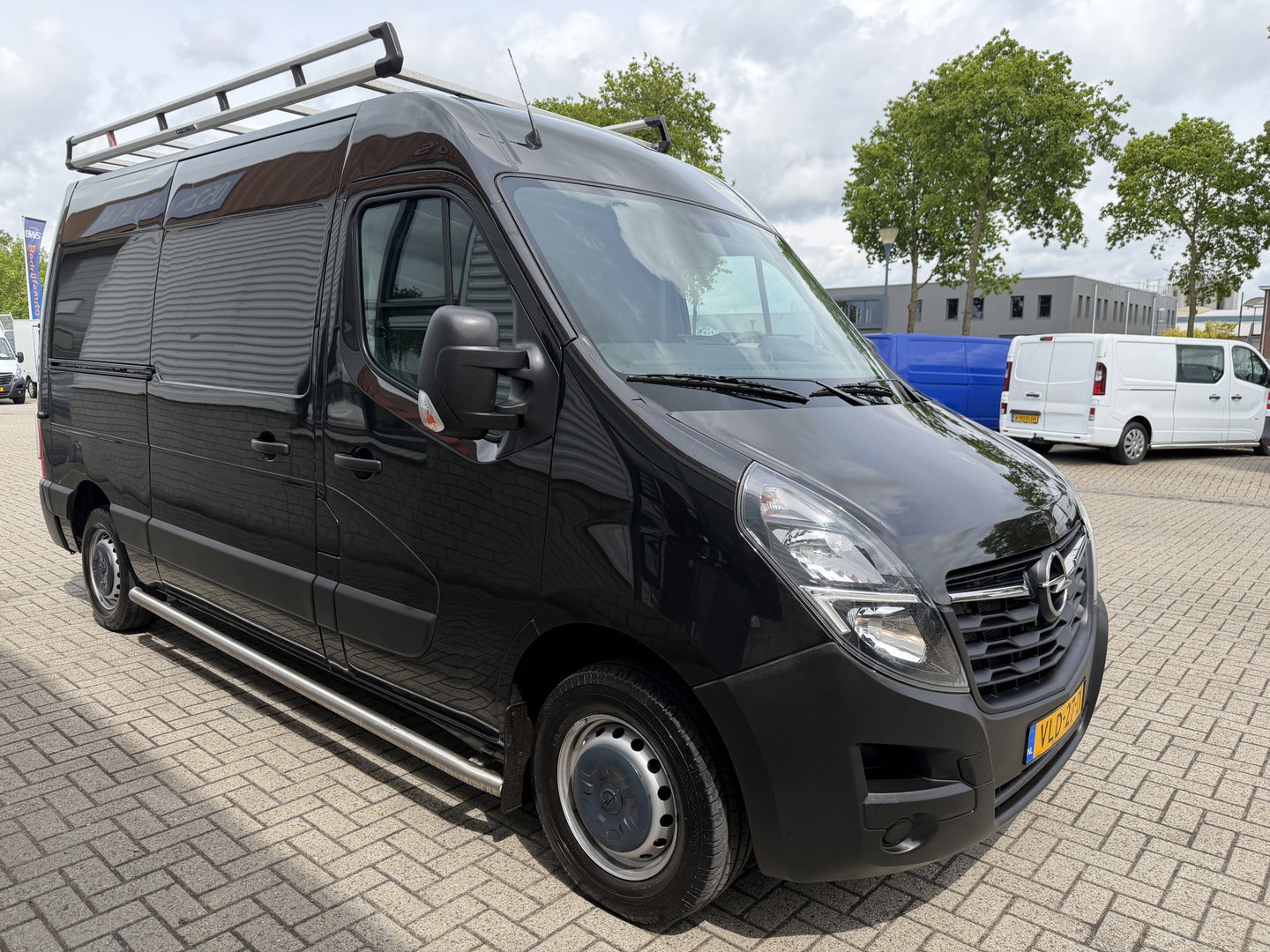 Opel Movano 2.3 Turbo 136pk L2H2 / vaste prijs rijklaar € 20.950 ex btw / lease vanaf € 342 / zwart metallic / airco / cruise / imperial + trap / trekhaak / camera / euro 6