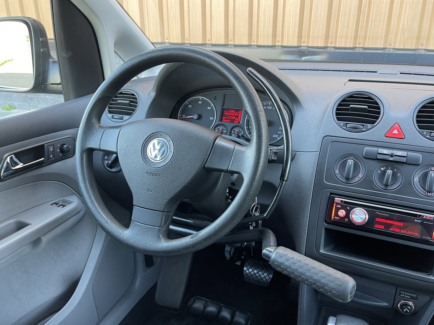 Volkswagen Caddy 1.9 TDI Comfortline 5p. | Uniek | Invalide | Rolstoellift | Handbediening Rem/Gas | 5 Zitplaatsen | DAB | Airconditioning | Origineel Nederlands |