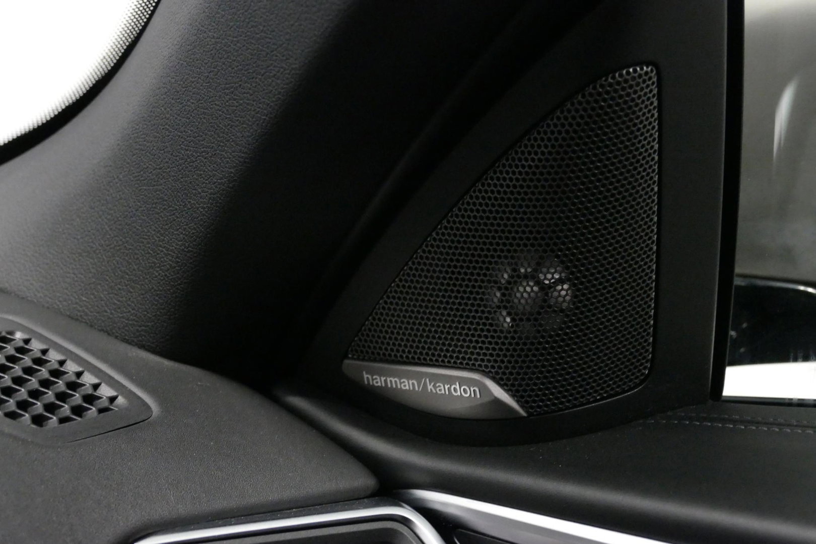 BMW 4 Serie Cabrio M440i xDrive High Executive / Air Collar (nekverwarming / BMW Laserlight / Elektr. verstelbare voorstoelen (links met memory) / Harman Kardon Surround Sound / Stoelverwarming / 20" / Rondomzichtcamera / HUD / Apple Carplay - Android Auto / Adaptief
