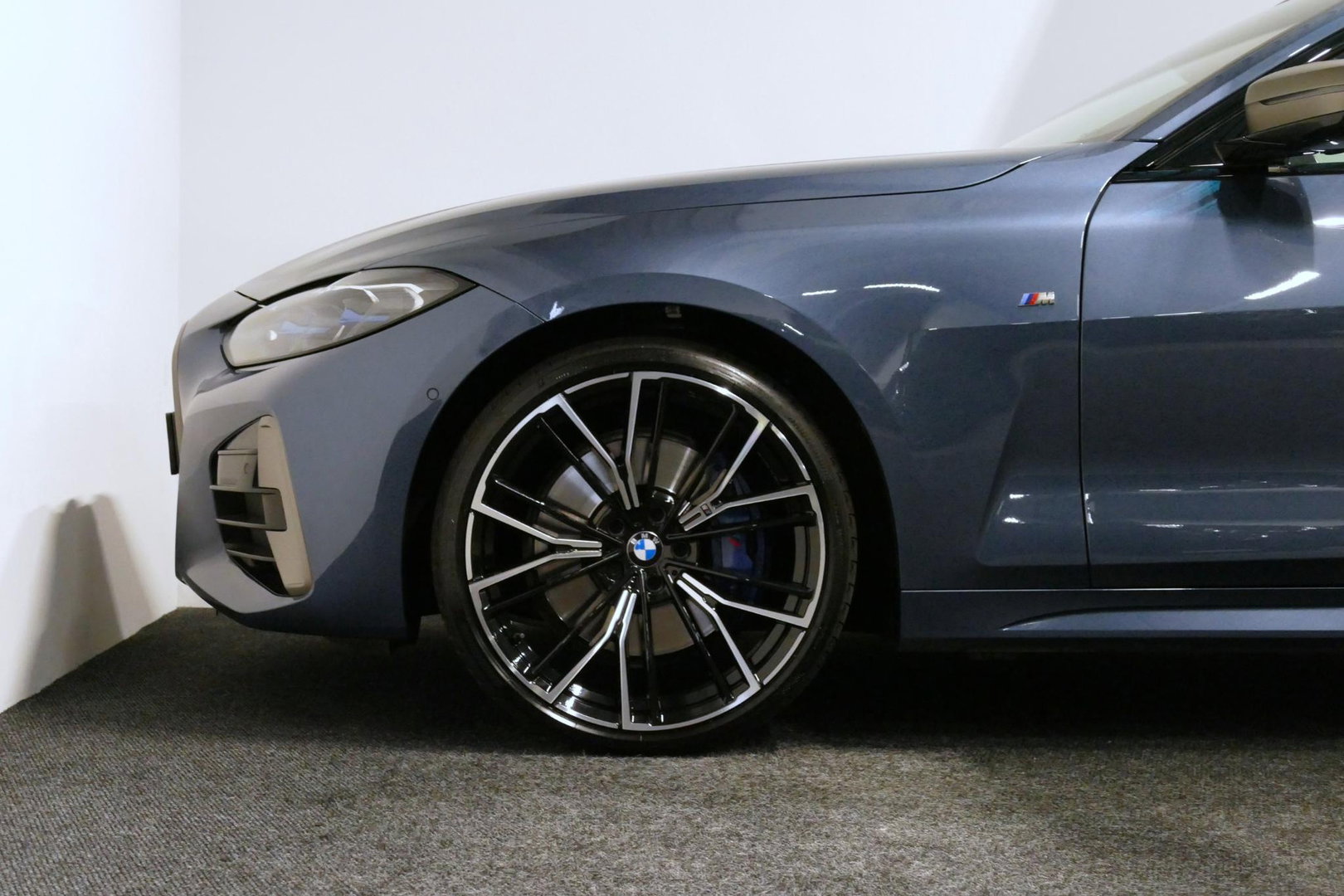 BMW 4 Serie Cabrio M440i xDrive High Executive / Air Collar (nekverwarming / BMW Laserlight / Elektr. verstelbare voorstoelen (links met memory) / Harman Kardon Surround Sound / Stoelverwarming / 20" / Rondomzichtcamera / HUD / Apple Carplay - Android Auto / Adaptief