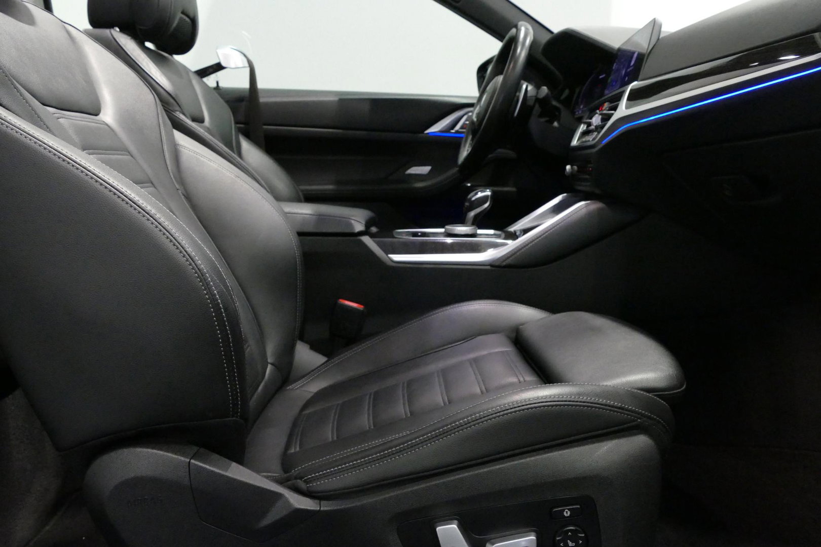 BMW 4 Serie Cabrio M440i xDrive High Executive / Air Collar (nekverwarming / BMW Laserlight / Elektr. verstelbare voorstoelen (links met memory) / Harman Kardon Surround Sound / Stoelverwarming / 20" / Rondomzichtcamera / HUD / Apple Carplay - Android Auto / Adaptief