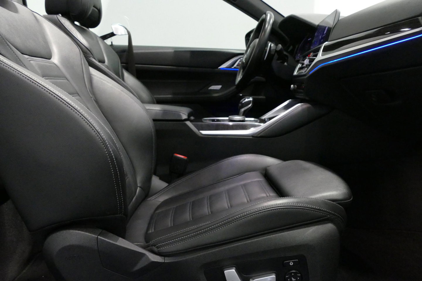 BMW 4 Serie Cabrio M440i xDrive High Executive / Air Collar (nekverwarming / BMW Laserlight / Elektr. verstelbare voorstoelen (links met memory) / Harman Kardon Surround Sound / Stoelverwarming / 20" / Rondomzichtcamera / HUD / Apple Carplay - Android Auto / Adaptief