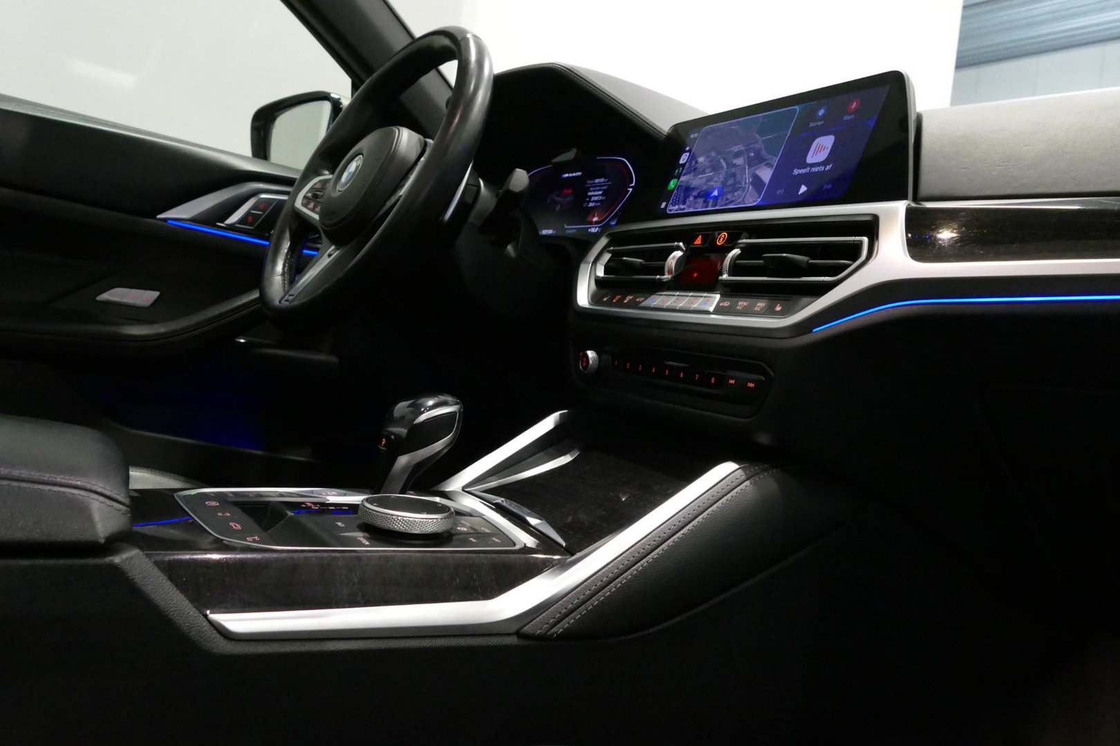 BMW 4 Serie Cabrio M440i xDrive High Executive / Air Collar (nekverwarming / BMW Laserlight / Elektr. verstelbare voorstoelen (links met memory) / Harman Kardon Surround Sound / Stoelverwarming / 20" / Rondomzichtcamera / HUD / Apple Carplay - Android Auto / Adaptief