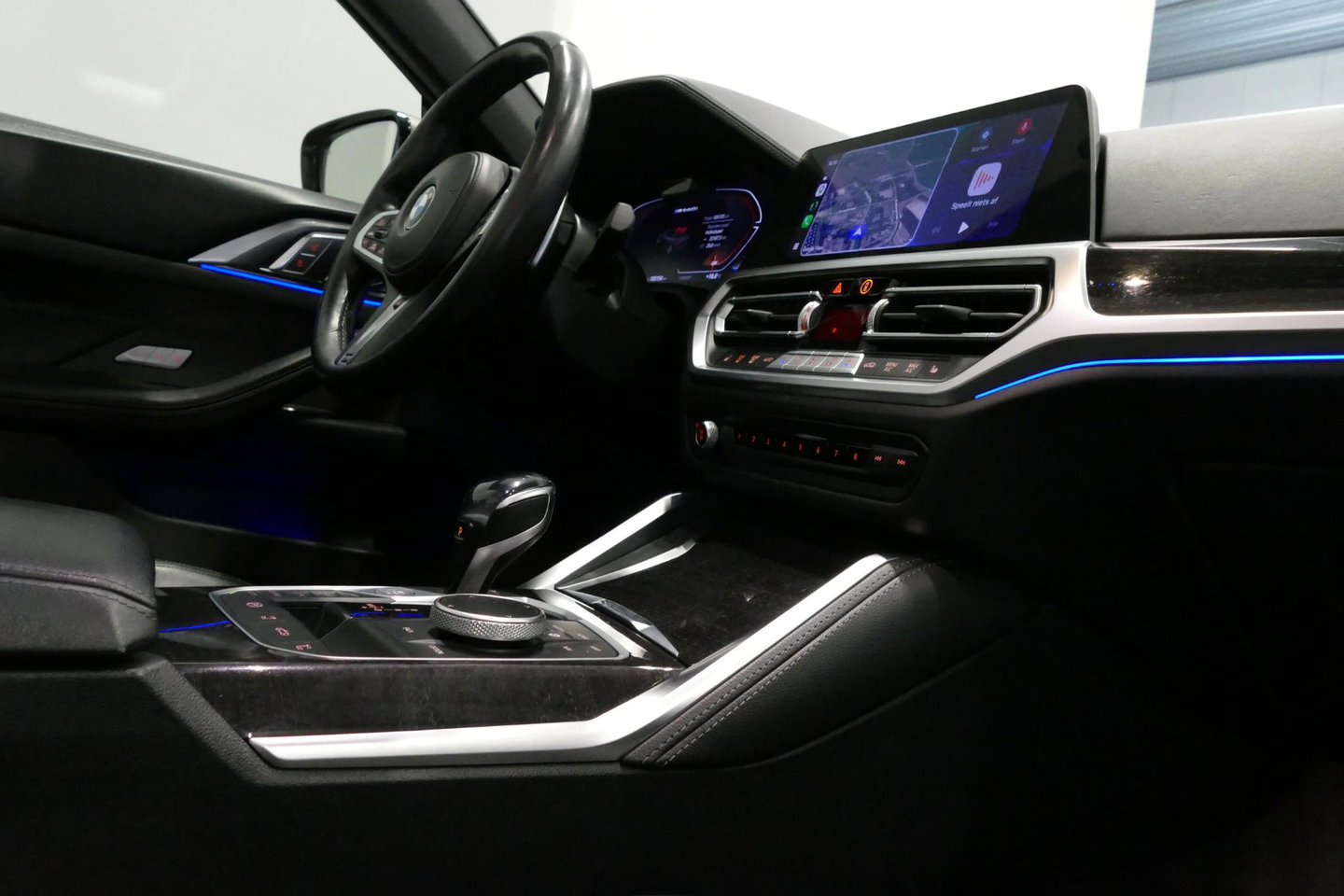 BMW 4 Serie Cabrio M440i xDrive High Executive / Air Collar (nekverwarming / BMW Laserlight / Elektr. verstelbare voorstoelen (links met memory) / Harman Kardon Surround Sound / Stoelverwarming / 20" / Rondomzichtcamera / HUD / Apple Carplay - Android Auto / Adaptief
