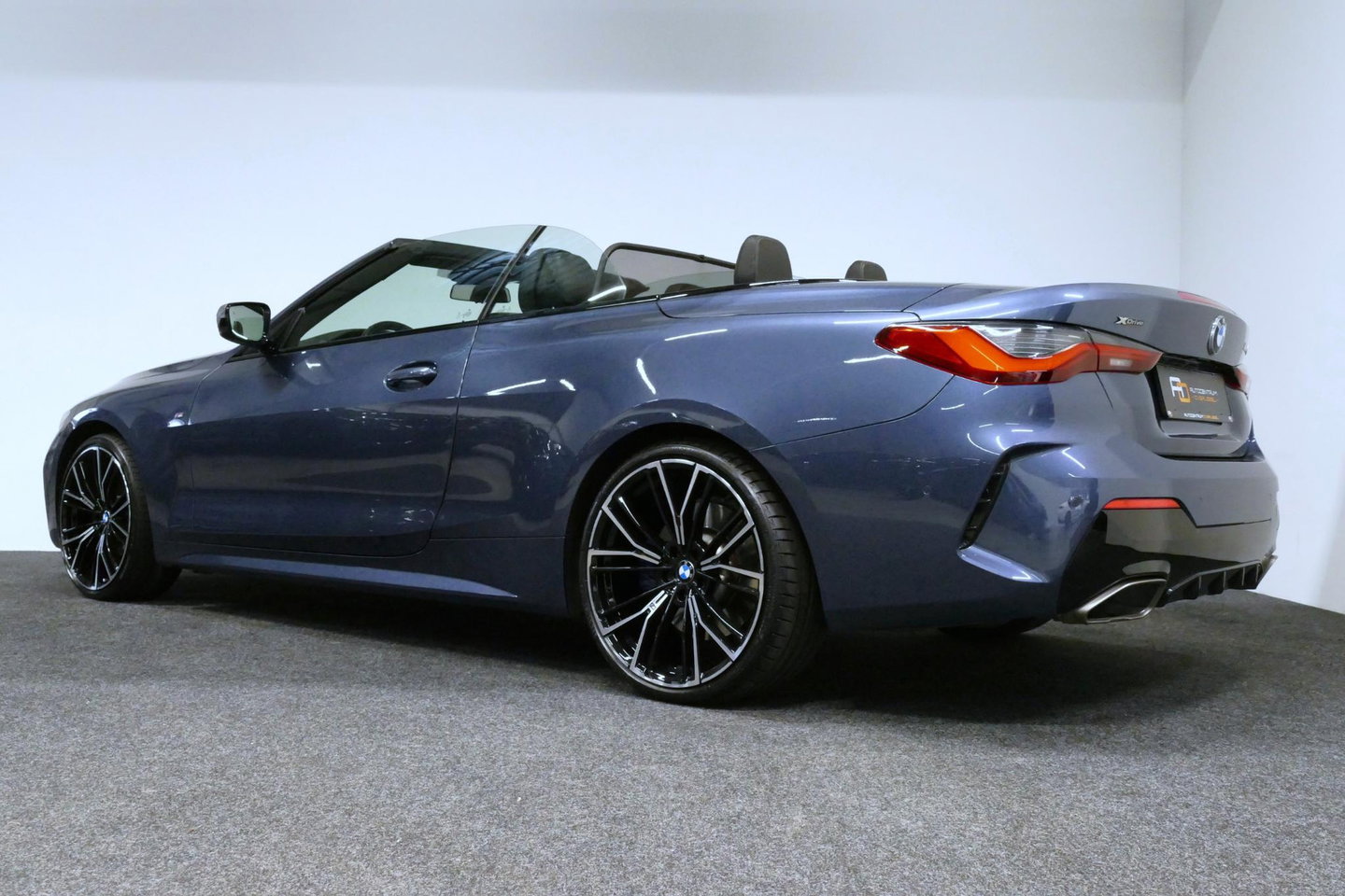 BMW 4 Serie Cabrio M440i xDrive High Executive / Air Collar (nekverwarming / BMW Laserlight / Elektr. verstelbare voorstoelen (links met memory) / Harman Kardon Surround Sound / Stoelverwarming / 20" / Rondomzichtcamera / HUD / Apple Carplay - Android Auto / Adaptief