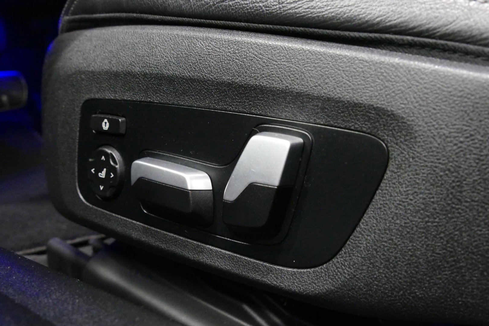 BMW 4 Serie Cabrio M440i xDrive High Executive / Air Collar (nekverwarming / BMW Laserlight / Elektr. verstelbare voorstoelen (links met memory) / Harman Kardon Surround Sound / Stoelverwarming / 20" / Rondomzichtcamera / HUD / Apple Carplay - Android Auto / Adaptief