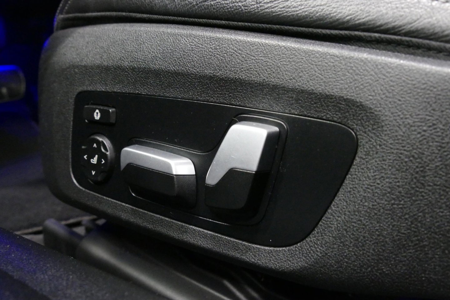 BMW 4 Serie Cabrio M440i xDrive High Executive / Air Collar (nekverwarming / BMW Laserlight / Elektr. verstelbare voorstoelen (links met memory) / Harman Kardon Surround Sound / Stoelverwarming / 20" / Rondomzichtcamera / HUD / Apple Carplay - Android Auto / Adaptief