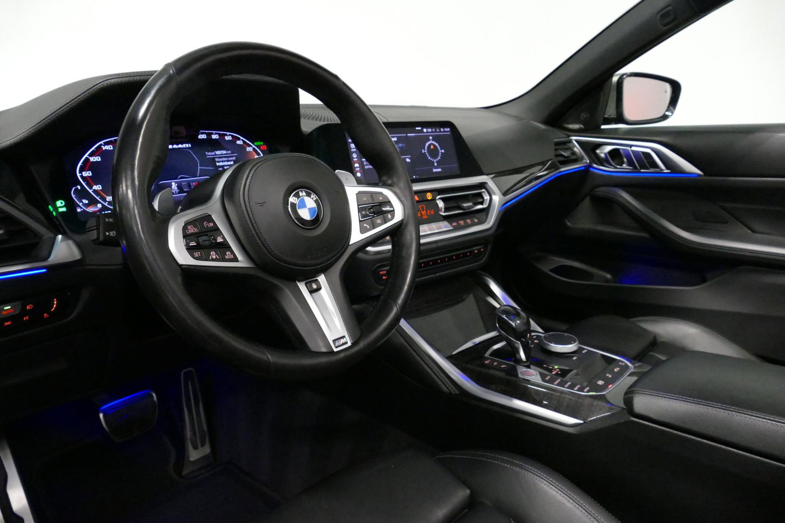 BMW 4 Serie Cabrio M440i xDrive High Executive / Air Collar (nekverwarming / BMW Laserlight / Elektr. verstelbare voorstoelen (links met memory) / Harman Kardon Surround Sound / Stoelverwarming / 20" / Rondomzichtcamera / HUD / Apple Carplay - Android Auto / Adaptief