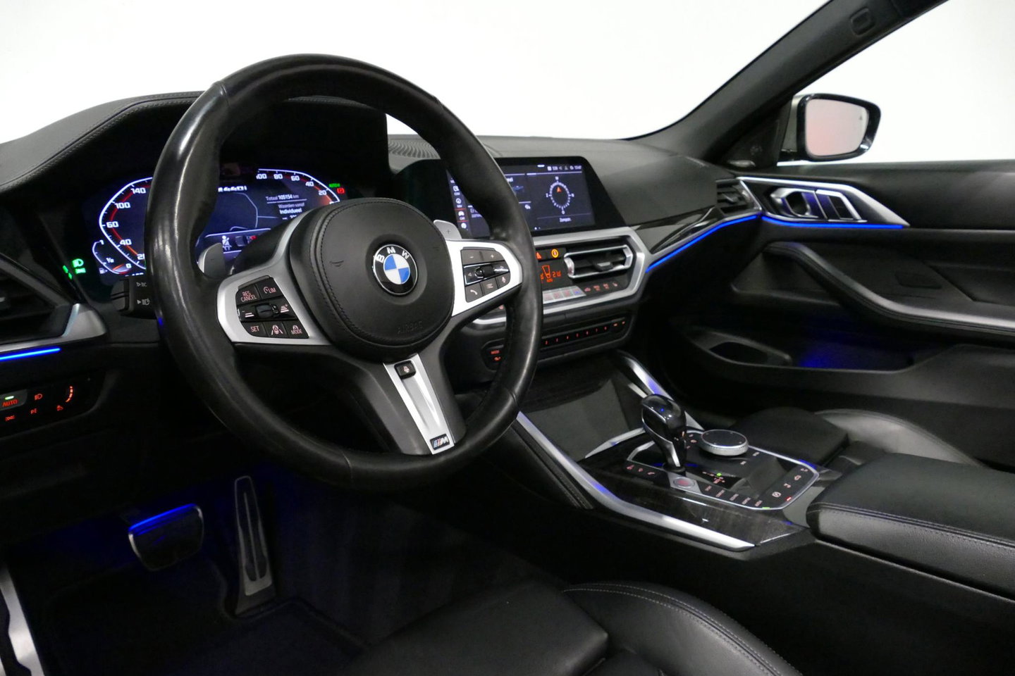 BMW 4 Serie Cabrio M440i xDrive High Executive / Air Collar (nekverwarming / BMW Laserlight / Elektr. verstelbare voorstoelen (links met memory) / Harman Kardon Surround Sound / Stoelverwarming / 20" / Rondomzichtcamera / HUD / Apple Carplay - Android Auto / Adaptief