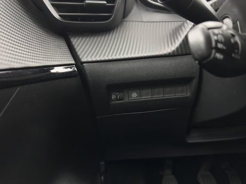 Peugeot 208 1.2 PureTech Blue Lease Active (Face-lift) (INCL-BTW) *FULL-LED | NAVI-FULLMAP | CARPLAY | PRIVACY-GLASS | DAB | ECC | PDC | CRUISE | TOWBAR | 16''ALU*