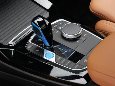 BMW iX3 LCI 80kWh/ M-SPORT/ PANORAMADAK/ LEER/ SHADOW-LINE/ TREKHAAK/ SOH 96%
