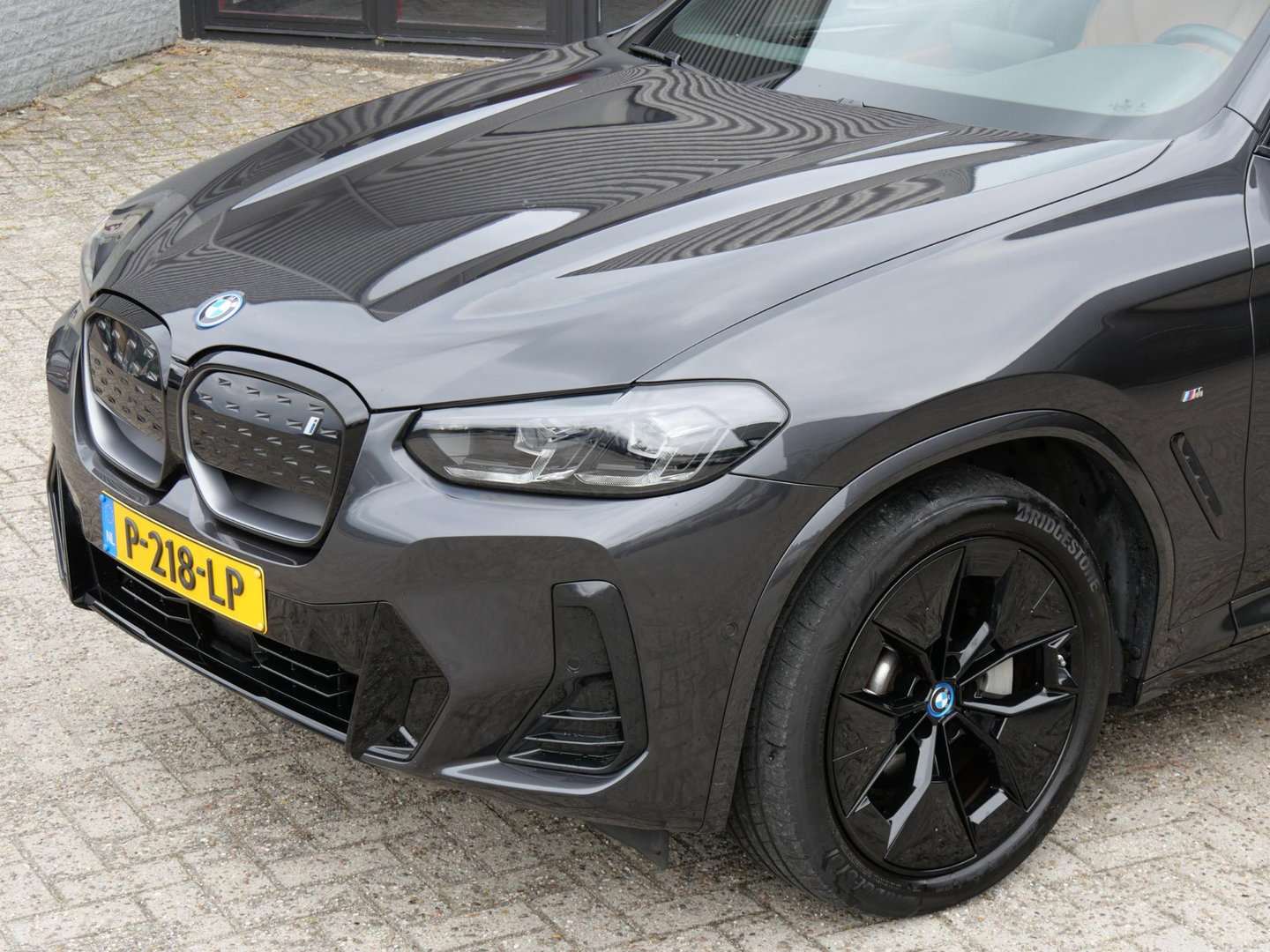 BMW iX3 LCI 80kWh/ M-SPORT/ PANORAMADAK/ LEER/ SHADOW-LINE/ TREKHAAK/ SOH 96%