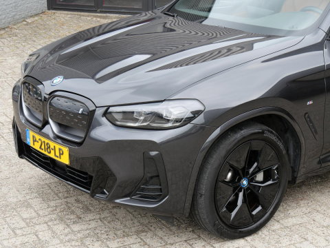 BMW iX3 LCI 80kWh/ M-SPORT/ PANORAMADAK/ LEER/ SHADOW-LINE/ TREKHAAK/ SOH 96%