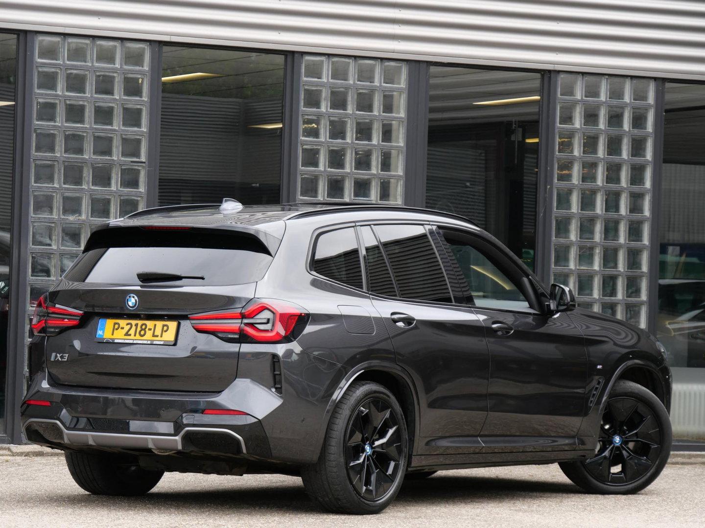 BMW iX3 LCI 80kWh/ M-SPORT/ PANORAMADAK/ LEER/ SHADOW-LINE/ TREKHAAK/ SOH 96%
