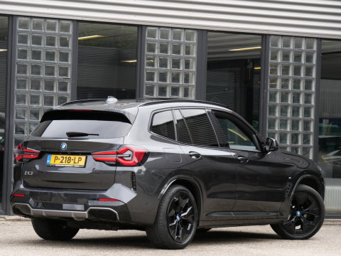 BMW iX3 LCI 80kWh/ M-SPORT/ PANORAMADAK/ LEER/ SHADOW-LINE/ TREKHAAK/ SOH 96%
