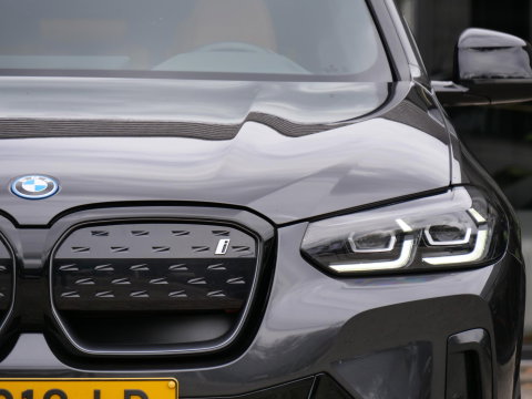 BMW iX3 LCI 80kWh/ M-SPORT/ PANORAMADAK/ LEER/ SHADOW-LINE/ TREKHAAK/ SOH 96%