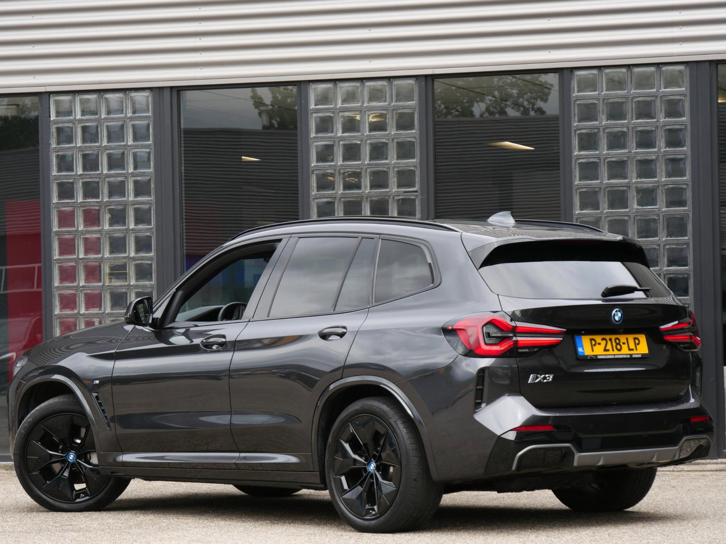 BMW iX3 LCI 80kWh/ M-SPORT/ PANORAMADAK/ LEER/ SHADOW-LINE/ TREKHAAK/ SOH 96%