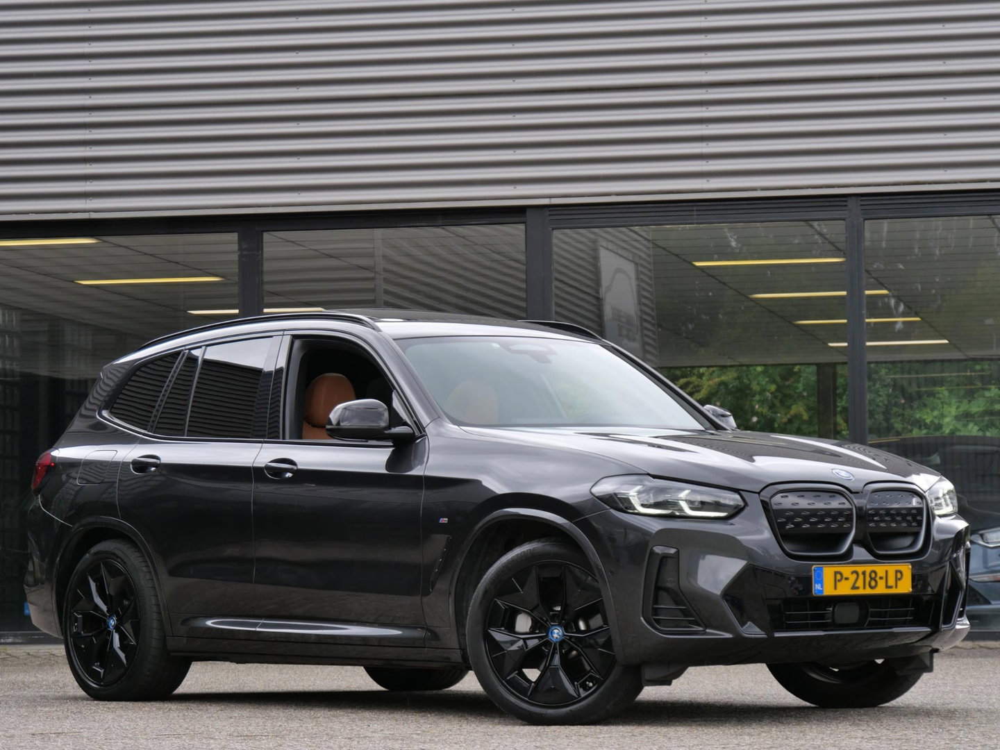 BMW iX3 LCI 80kWh/ M-SPORT/ PANORAMADAK/ LEER/ SHADOW-LINE/ TREKHAAK/ SOH 96%