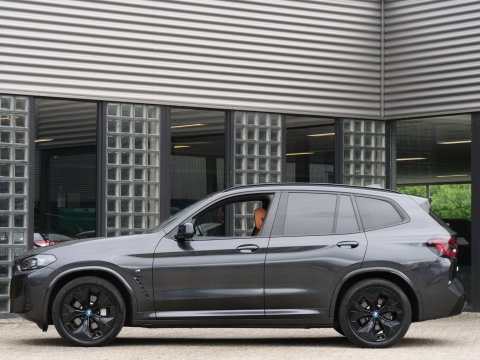 BMW iX3 LCI 80kWh/ M-SPORT/ PANORAMADAK/ LEER/ SHADOW-LINE/ TREKHAAK/ SOH 96%