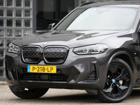 BMW iX3 LCI 80kWh/ M-SPORT/ PANORAMADAK/ LEER/ SHADOW-LINE/ TREKHAAK/ SOH 96%