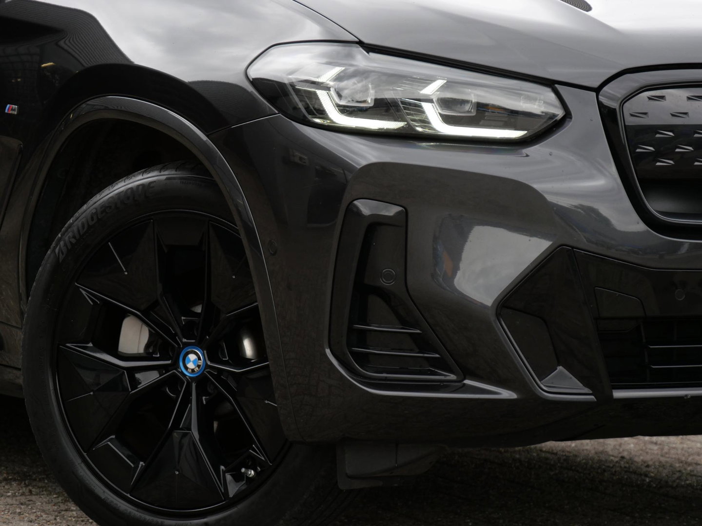 BMW iX3 LCI 80kWh/ M-SPORT/ PANORAMADAK/ LEER/ SHADOW-LINE/ TREKHAAK/ SOH 96%