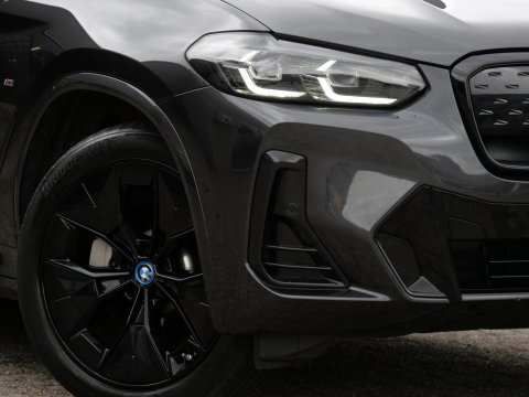 BMW iX3 LCI 80kWh/ M-SPORT/ PANORAMADAK/ LEER/ SHADOW-LINE/ TREKHAAK/ SOH 96%