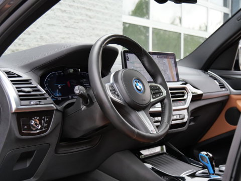 BMW iX3 LCI 80kWh/ M-SPORT/ PANORAMADAK/ LEER/ SHADOW-LINE/ TREKHAAK/ SOH 96%