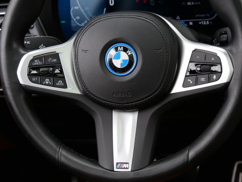 BMW iX3 LCI 80kWh/ M-SPORT/ PANORAMADAK/ LEER/ SHADOW-LINE/ TREKHAAK/ SOH 96%