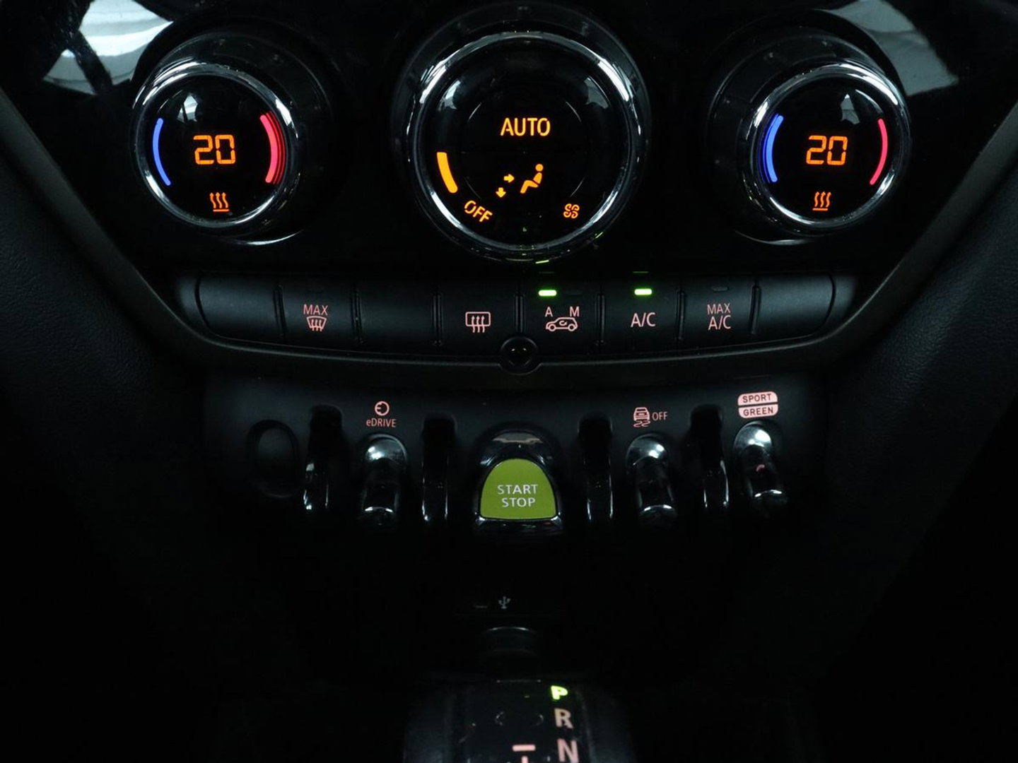 MINI Countryman 1.5 Cooper S E ALL4 Business Edition | SOH 91,5% | Leder/Alcantara | Carplay | Memory | Navigatie | Full LED | Climate control | Parkeerhulp | Cruise control | Bluetooth | PHEV | Plug In
